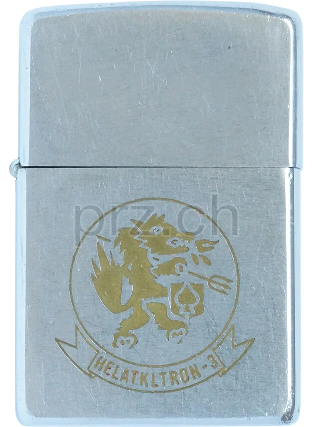 Helatkltron-3 – Helicopter Attack Light Squadron Three, Vorderseite Helatkltron-3 – Helicopter Attack Light Squadron Three, Modell chrome plated brushed, five barrel hinge, Jahr 1970, Vorderseite