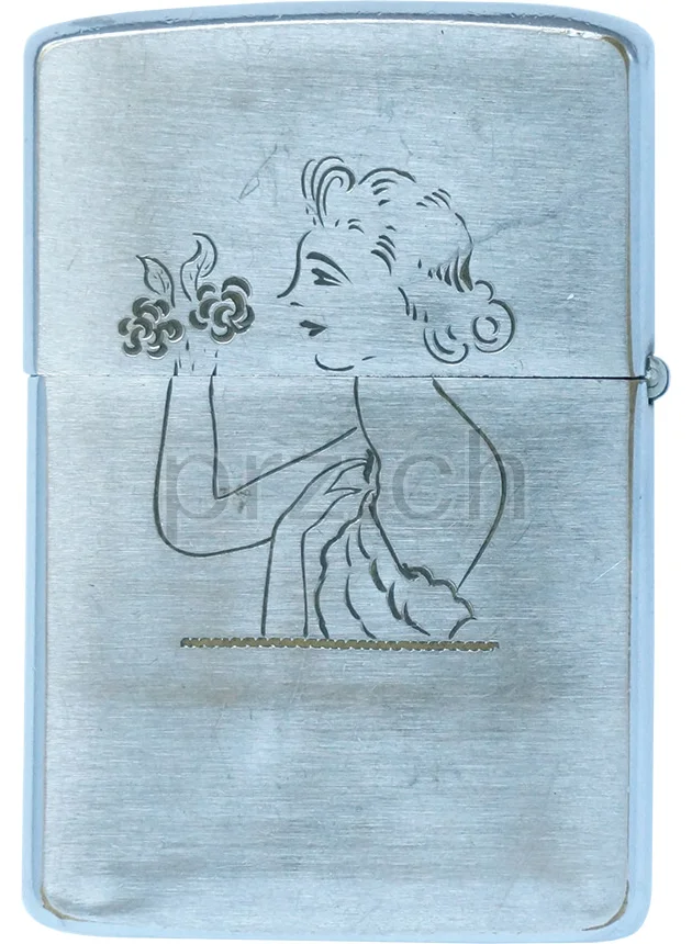 Hidden Image Engraving – Secret Nude, Ansicht 2 Hidden Image Engraving – Secret Nude, Modell chrome plated brushed, five barrel hinge, Jahr 1959, Ansicht 2