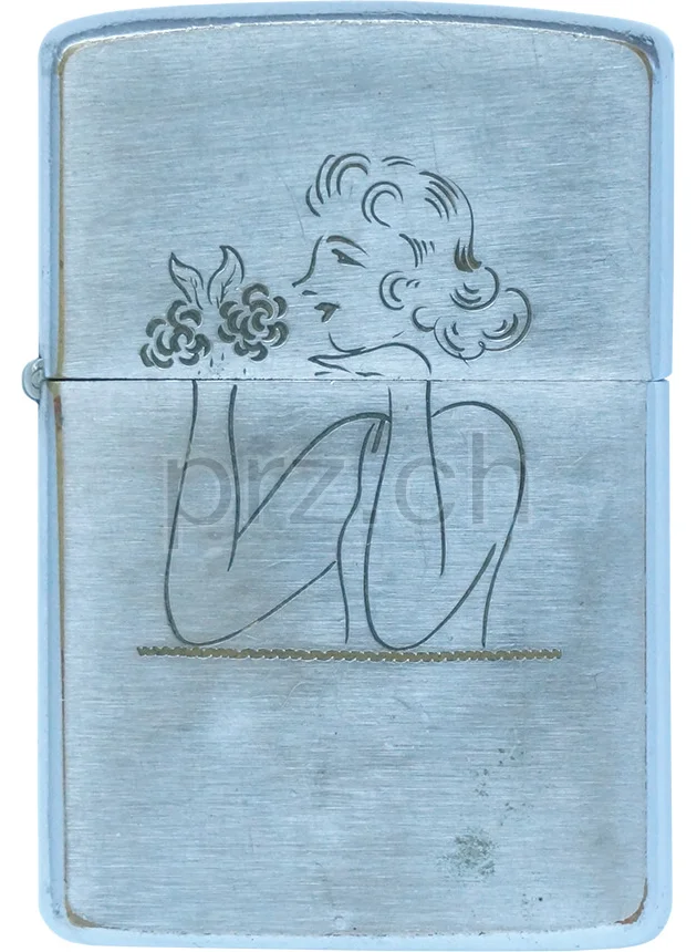 Hidden Image Engraving – Secret Nude, Vorderseite Hidden Image Engraving – Secret Nude, Modell chrome plated brushed, five barrel hinge, Jahr 1959, Vorderseite