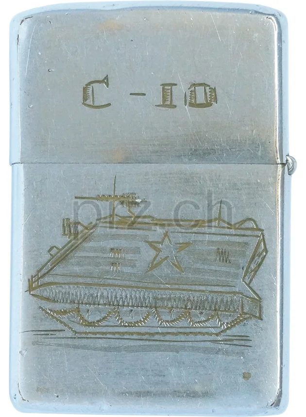 M113 – Hand Engraved (Germany), Ansicht 1 M113 – Hand Engraved (Germany), Modell chrome plated brushed, five barrel hinge, Jahr 1968, Ansicht 1