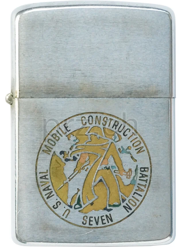U.S. Naval Mobile Construction Battalion Seven – NMCB-7, Vorderseite U.S. Naval Mobile Construction Battalion Seven – NMCB-7, Modell chrome plated brushed, five barrel hinge, Jahr 1968, Vorderseite