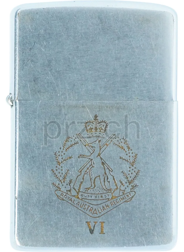 Royal Australian Regiment – 6th Battalion, Vorderseite Royal Australian Regiment – 6th Battalion, Modell chrome plated brushed, five barrel hinge, Jahr 1967, Vorderseite