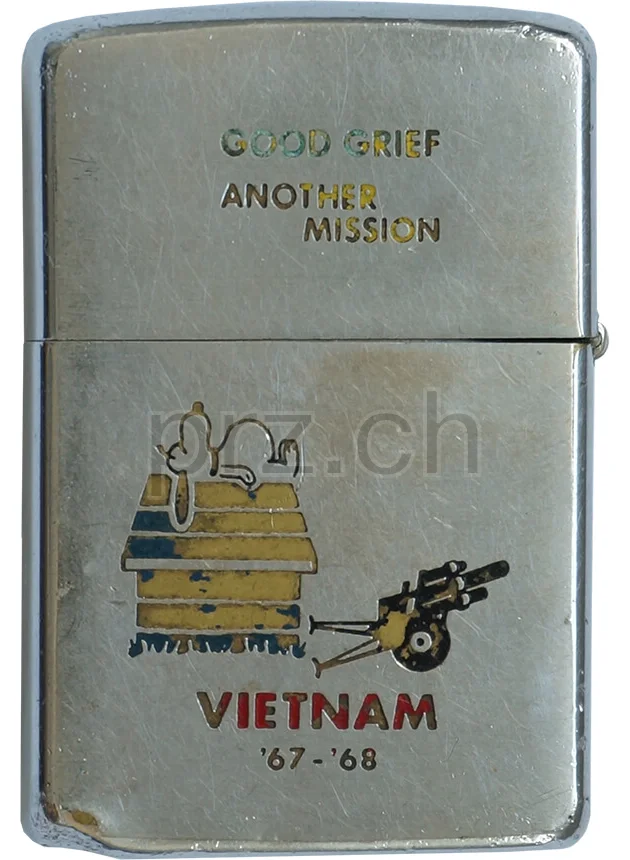 U.S. 3rd Marine Division – 13th Marine Regiment, Vorderseite U.S. 3rd Marine Division – 13th Marine Regiment, Modell chrome plated brushed, five barrel hinge, Jahr 1967, Vorderseite