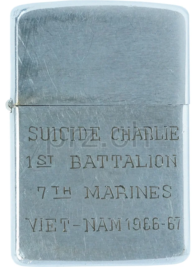U.S. 1st Marine Division 1/7 – «Suicide Charlie», Vorderseite U.S. 1st Marine Division 1/7 – «Suicide Charlie», Modell chrome plated brushed, five barrel hinge, Jahr 1967, Vorderseite
