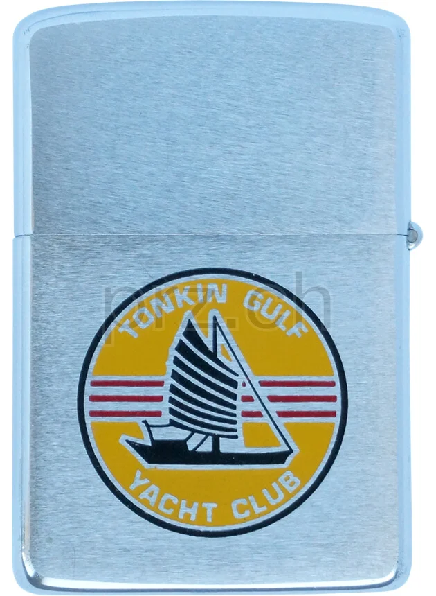 U.S. Navy «U.S.S. America» – «Tonkin Gulf Yacht Club», Ansicht 2 U.S. Navy «U.S.S. America» – «Tonkin Gulf Yacht Club», Modell chrome plated brushed, five barrel hinge, Jahr 1968, Ansicht 2