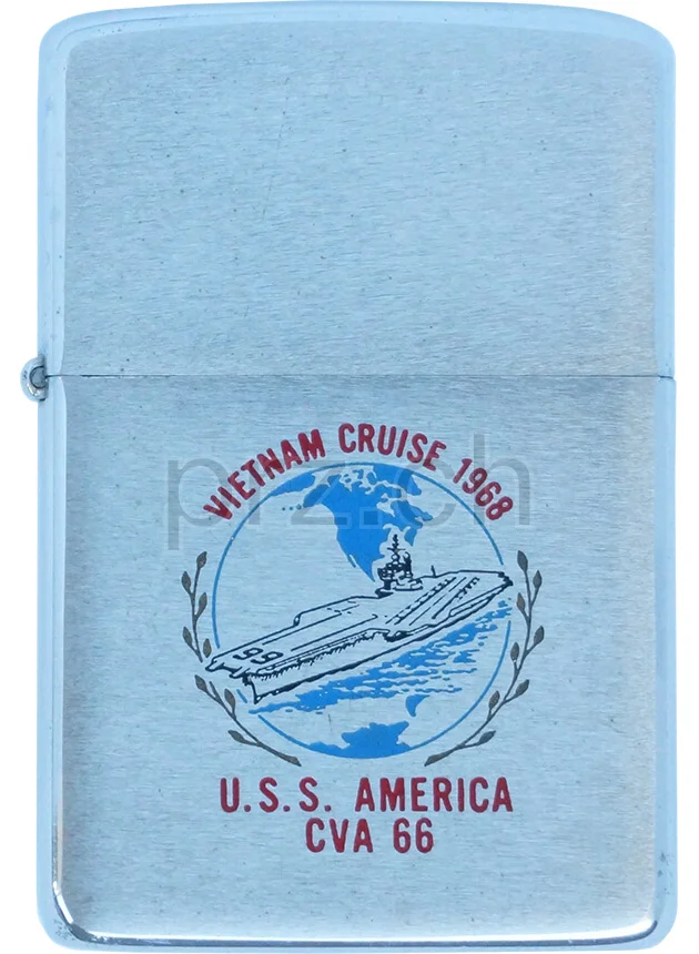 U.S. Navy «U.S.S. America» – «Tonkin Gulf Yacht Club», Vorderseite U.S. Navy «U.S.S. America» – «Tonkin Gulf Yacht Club», Modell chrome plated brushed, five barrel hinge, Jahr 1968, Vorderseite