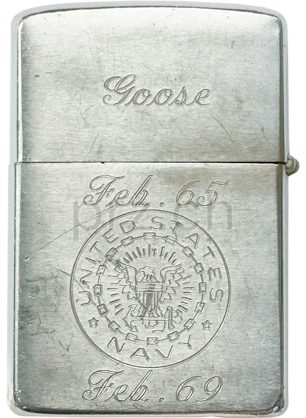 U.S. Navy «U.S.S. Hancock» – «Goose», Ansicht 1 U.S. Navy «U.S.S. Hancock» – «Goose», Modell chrome plated brushed, five barrel hinge, Jahr 1968, Ansicht 1