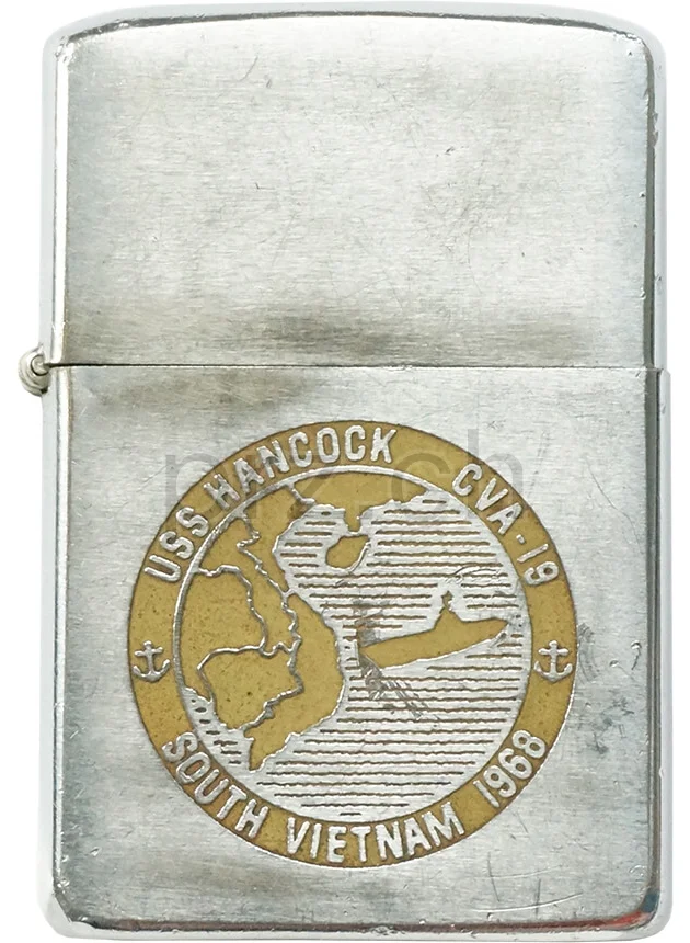 U.S. Navy «U.S.S. Hancock» – «Goose», Vorderseite U.S. Navy «U.S.S. Hancock» – «Goose», Modell chrome plated brushed, five barrel hinge, Jahr 1968, Vorderseite