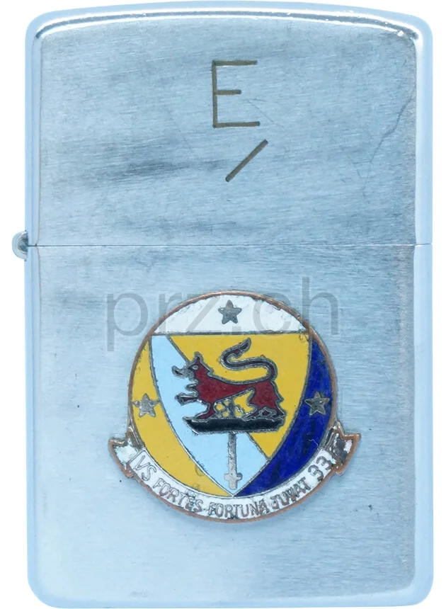 VS-33 Sea Control Squadron – «The Screwbirds», Vorderseite VS-33 Sea Control Squadron – «The Screwbirds», Modell chrome plated brushed, five barrel hinge, Jahr 1968, Vorderseite