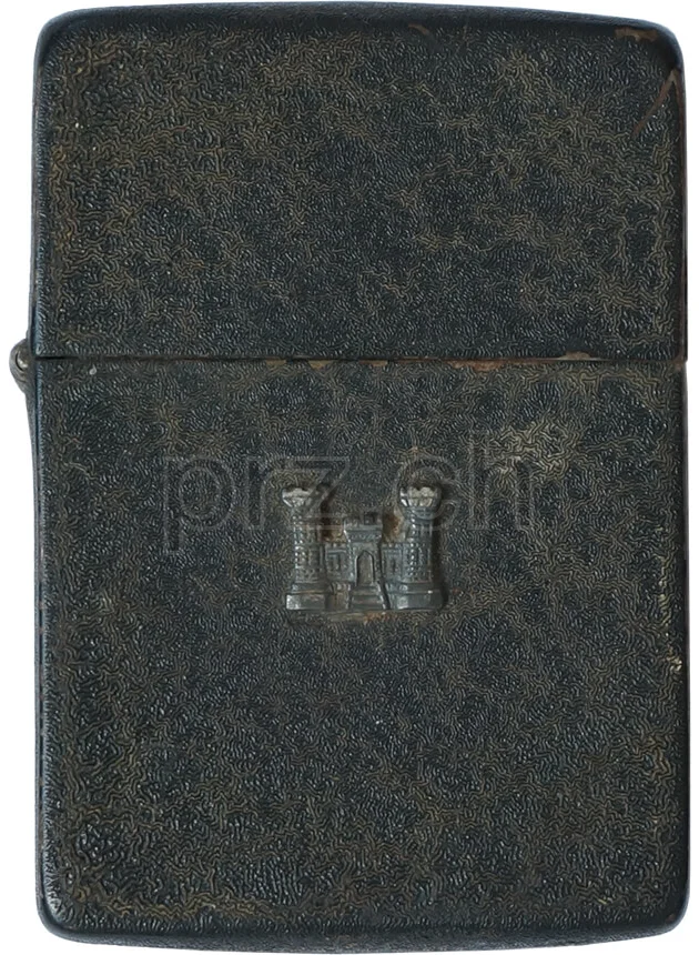 Black Crackle – U.S. Army Corps of Engineers Insignia, Vorderseite Black Crackle – U.S. Army Corps of Engineers Insignia, Modell four barrel hinge, flat bottom, Jahr 1942 - 43, Vorderseite
