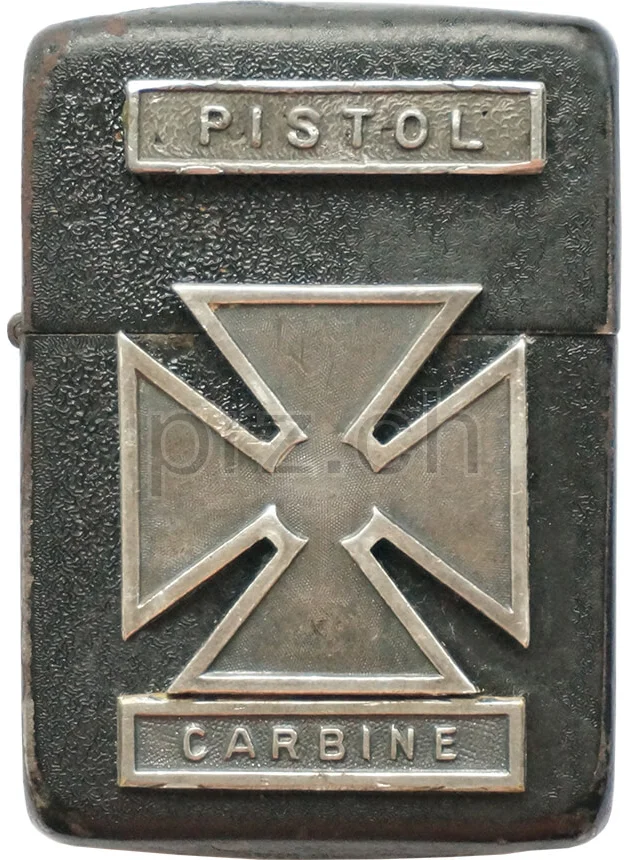 Marksmanship Badge – Ernie Pyle, Ansicht 1 Marksmanship Badge – Ernie Pyle, Modell four barrel hinge, flat bottom, Jahr 1942 - 43, Ansicht 1