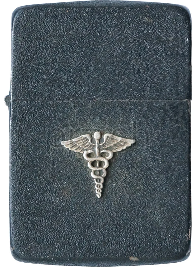 Black Crackle – U.S. Army Medical Corps, Vorderseite Black Crackle – U.S. Army Medical Corps, Modell four barrel hinge, flat bottom, Jahr 1942 - 43, Vorderseite