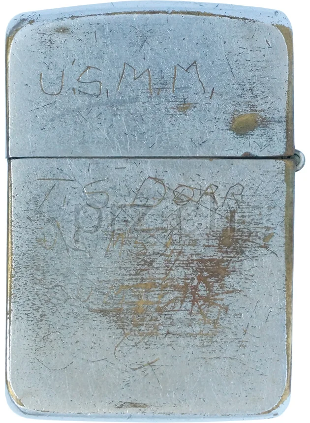 United States Merchant Marine – «Coca-Cola», Ansicht 2 United States Merchant Marine – «Coca-Cola», Modell five barrel hinge (fixed after war), flat bottom, Jahr 1942 - 43, Ansicht 2