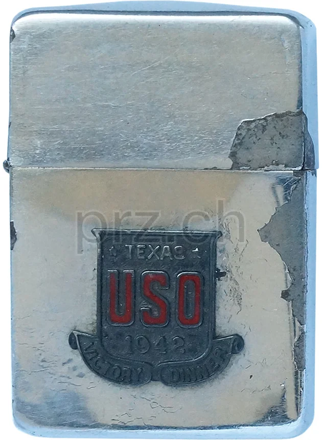 USO Texas – Victory Dinner 1942, Vorderseite USO Texas – Victory Dinner 1942, Modell four barrel hinge, flat bottom, Jahr 1942, Vorderseite