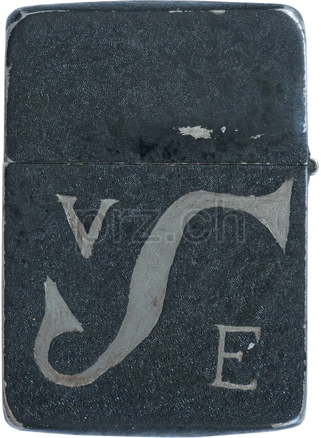 V-E Day – Victory in Europe, Ansicht 2 V-E Day – Victory in Europe, Modell four barrel hinge, flat bottom, Jahr 1942 - 43, Ansicht 2
