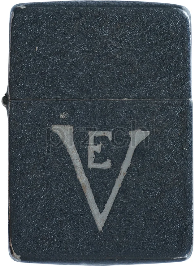 V-E Day – Victory in Europe, Vorderseite V-E Day – Victory in Europe, Modell four barrel hinge, flat bottom, Jahr 1942 - 43, Vorderseite