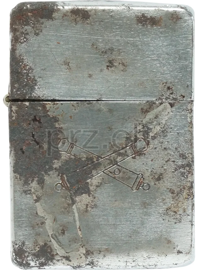 U.S. Army Field Artillery Branch – engraved by Zippo, Modell four barrel hinge, flat bottom, Jahr 1942 - 43, Vorderseite