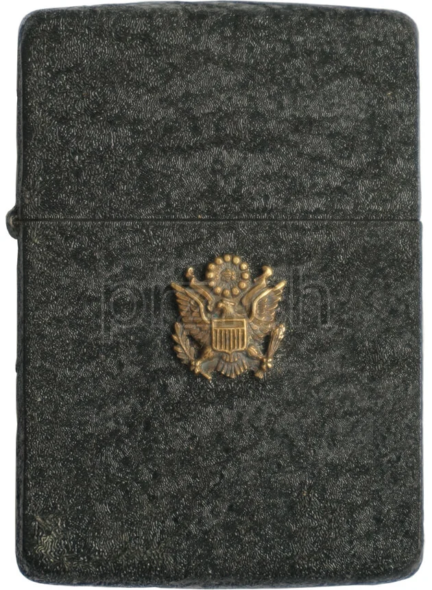 Black Crackle – U.S. Army Great Seal Insignia, Vorderseite Black Crackle – U.S. Army Great Seal Insignia, Modell four barrel hinge, flat bottom, Jahr 1942 - 43, Vorderseite
