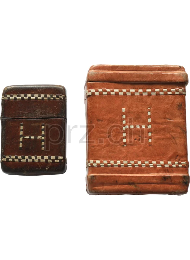 Leather – Monogram H, Ansicht 3 Leather – Monogram H, Modell four barrel hinge, flat bottom, Jahr 1942 - 43, Ansicht 3