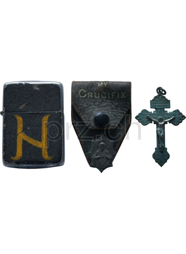Crucifix – Raymond R. Hotaling, Ansicht 3 Crucifix – Raymond R. Hotaling, Modell three barrel hinge, round bottom, Jahr 1943 - 45, Ansicht 3