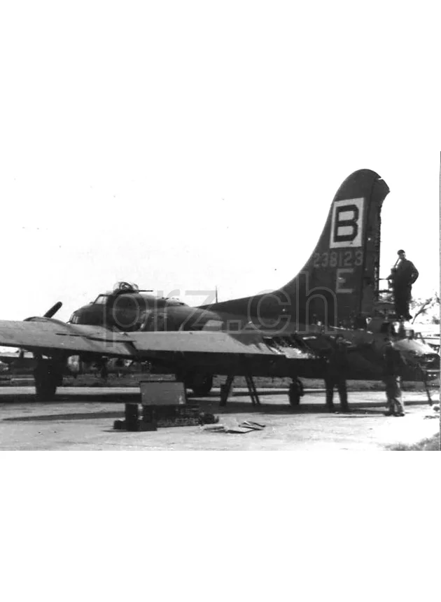 Case – B-17G Flying Fortress, Ansicht 8 Case – B-17G Flying Fortress, Modell Private, Jahr 1944, Ansicht 8