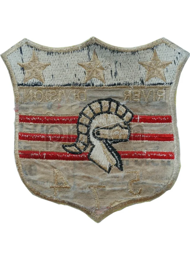 U.S. Navy River Division 574 – PBR, Rückseite U.S. Navy River Division 574 – PBR, Modell chrome plated brushed, five barrel hinge, Jahr 1968, Rückseite