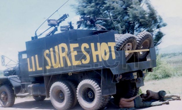 Vorderseite von 805th Trans Co – «Gearjammers», Modell chrome plated brushed, five barrel hinge, Jahr 1967, Bild 3