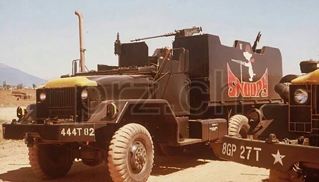 Vorderseite von 805th Trans Co – «Gearjammers», Modell chrome plated brushed, five barrel hinge, Jahr 1967, Bild 4