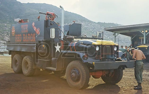 Vorderseite von 805th Trans Co – «Gearjammers», Modell chrome plated brushed, five barrel hinge, Jahr 1967, Bild 5