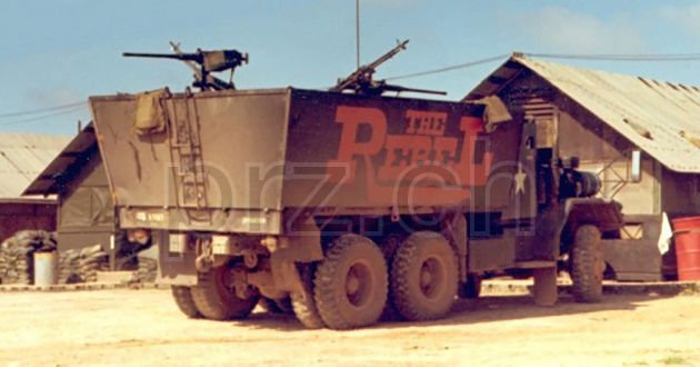 Vorderseite von 805th Trans Co – «Gearjammers», Modell chrome plated brushed, five barrel hinge, Jahr 1967, Bild 6