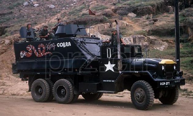 Vorderseite von 805th Trans Co – «Gearjammers», Modell chrome plated brushed, five barrel hinge, Jahr 1967, Bild 7