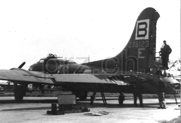 Vorderseite von Case – B-17G Flying Fortress, Modell Private, Jahr 1944, Bild 8