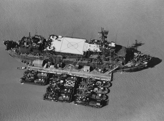 Vorderseite von U.S. Navy «U.S.S. Benewah» – «Fuck You Jane», Modell chrome plated brushed, five barrel hinge, Jahr 1968, Bild 3