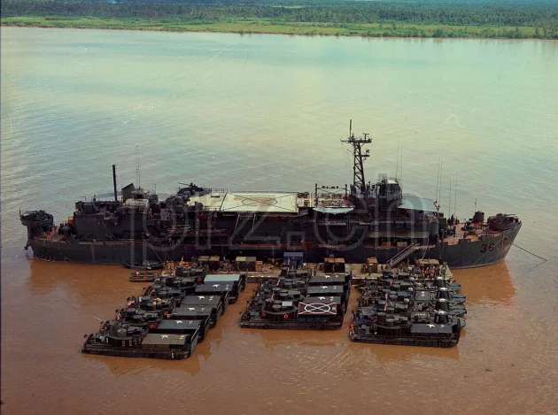 Vorderseite von U.S. Navy «U.S.S. Benewah» – «Fuck You Jane», Modell chrome plated brushed, five barrel hinge, Jahr 1968, Bild 4