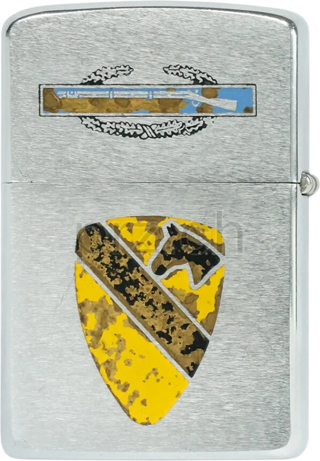 Vorderseite von 12th Cavalry Regiment – «Thunderhorse», Modell chrome plated brushed, five barrel hinge, Jahr 1969, Bild 2