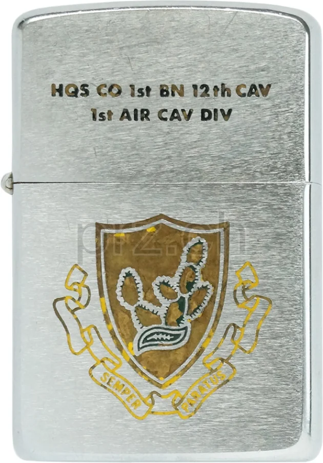 Vorderseite von 12th Cavalry Regiment – «Thunderhorse», Modell chrome plated brushed, five barrel hinge, Jahr 1969, Bild 1