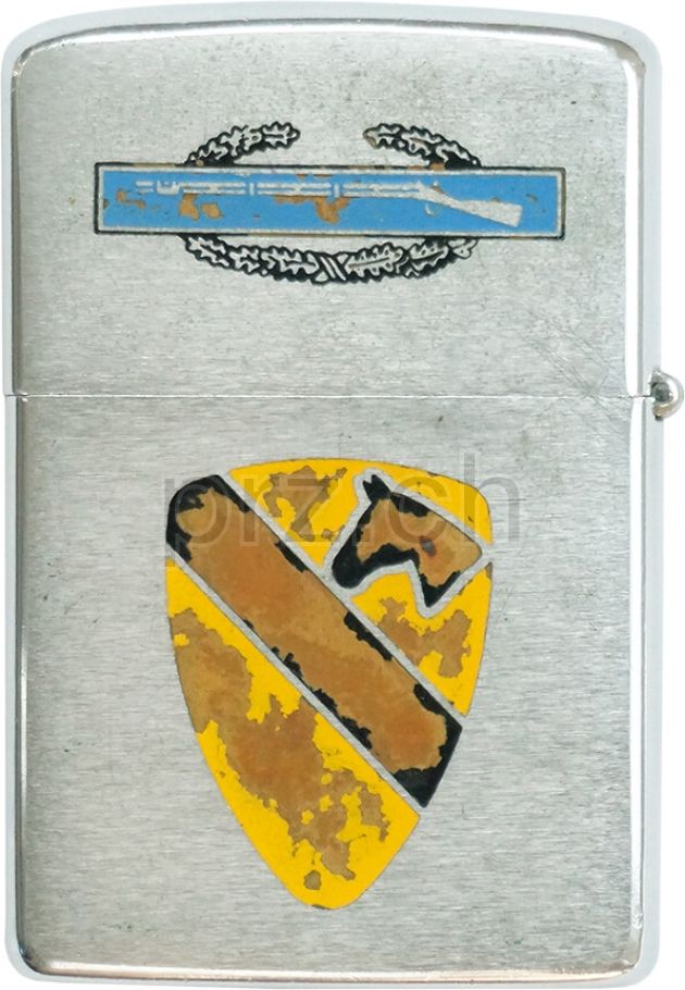 Vorderseite von 5th Cavalry Regiment – Black Knights, Modell chrome plated brushed, five barrel hinge, Jahr 1968, Bild 2