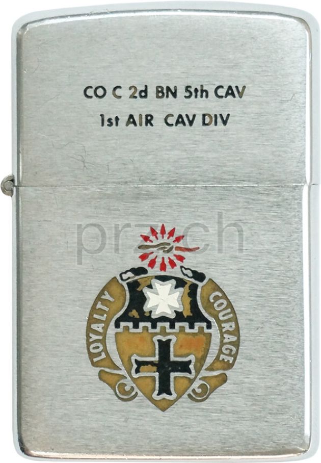 Vorderseite von 5th Cavalry Regiment – Black Knights, Modell chrome plated brushed, five barrel hinge, Jahr 1968, Bild 1