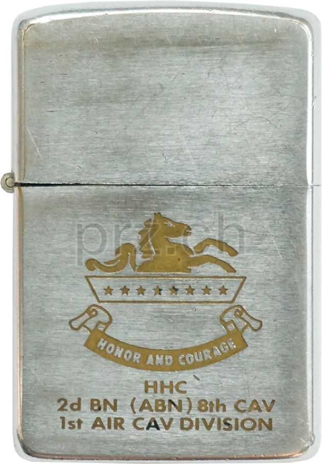 Vorderseite von 8th Cavalry Regiment – Honor and Courage, Modell chrome plated brushed, five barrel hinge, Jahr 1968, Bild 1