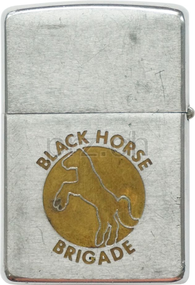 Vorderseite von 1st Cavalry Division – «Black Horse Brigade», Modell chrome plated brushed, five barrel hinge, Jahr 1969, Bild 2