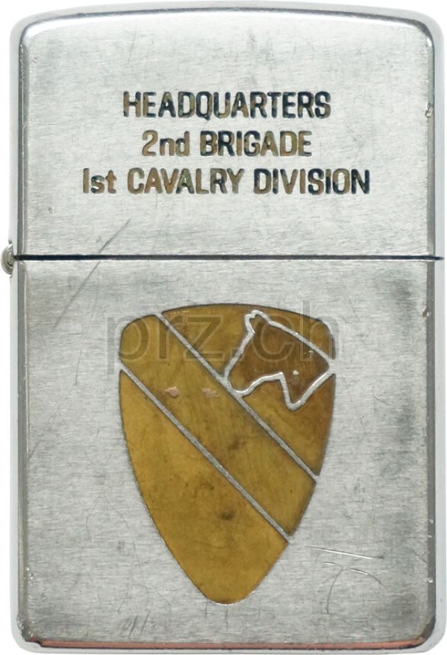 Vorderseite von 1st Cavalry Division – «Black Horse Brigade», Modell chrome plated brushed, five barrel hinge, Jahr 1969, Bild 1
