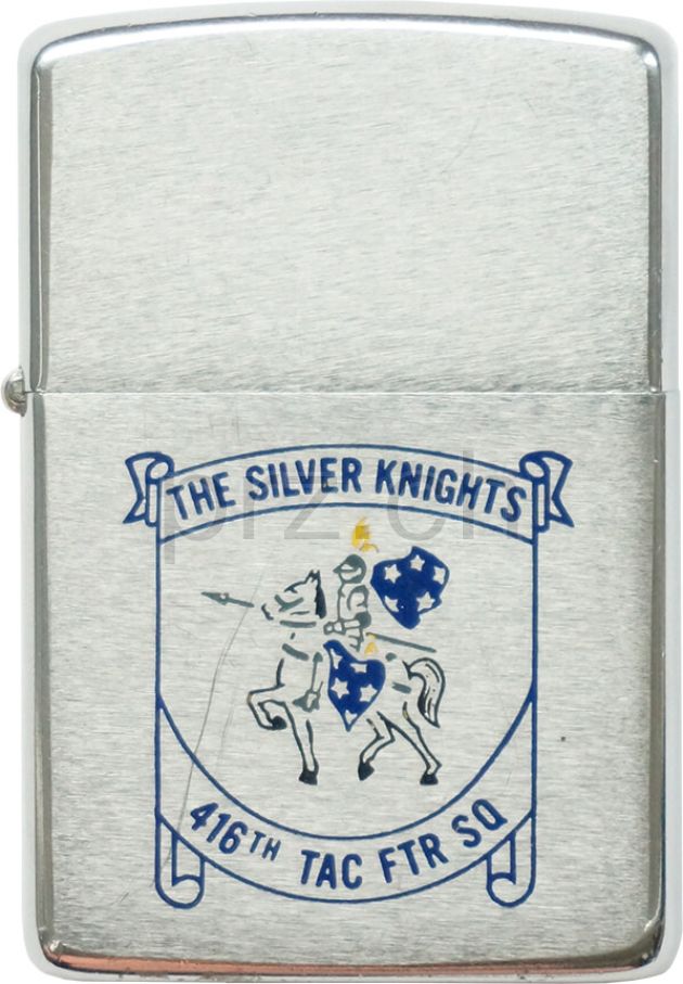 Vorderseite von 416th TAC FTR SQ – «The Silver Knights», Modell chrome plated brushed, five barrel hinge, Jahr 1967, Bild 1