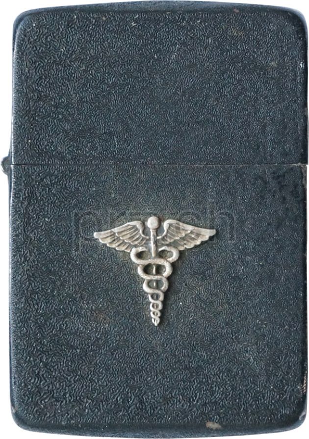 Vorderseite von Black crackle – U.S. Army Medical Corps, Modell four barrel hinge, flat bottom, Jahr 1942 - 43, Bild 1