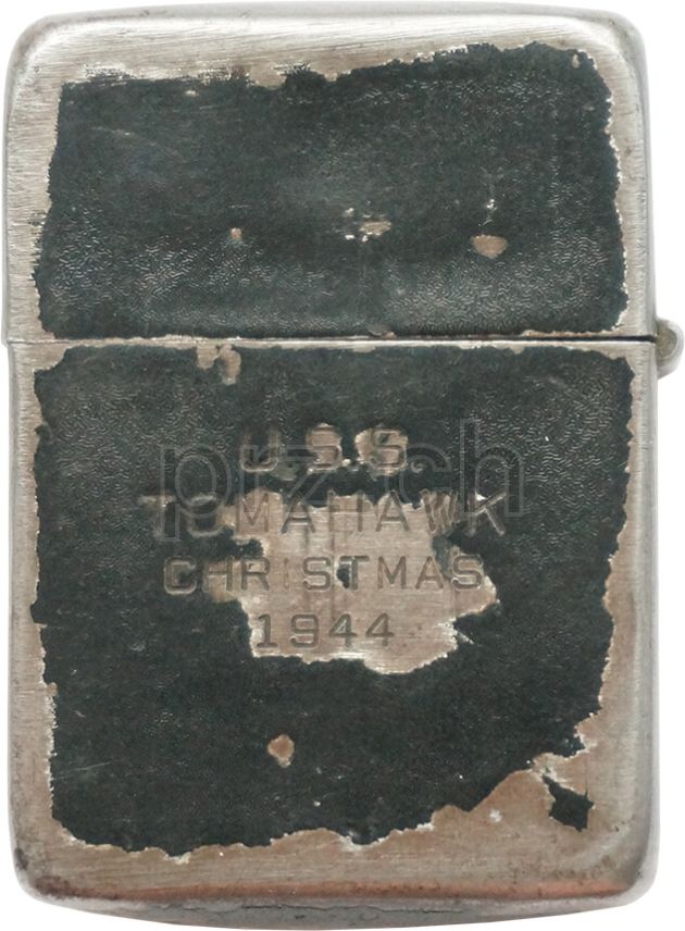 Vorderseite von U.S. Navy «U.S.S. Tomahawk» – engraved by Zippo, Modell three barrel hinge, round bottom, Jahr 1943 - 45, Bild 1