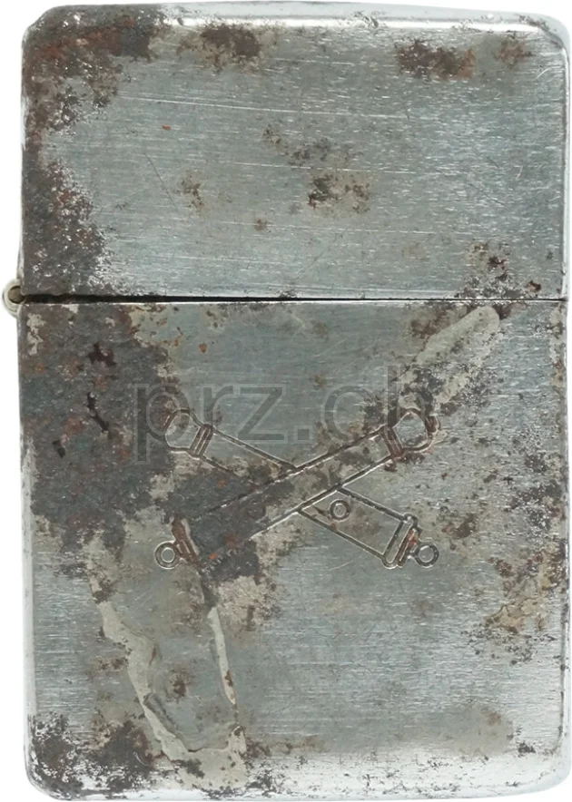 Vorderseite von U.S. Army Field Artillery Branch – engraved by Zippo, Modell four barrel hinge, flat bottom, Jahr 1942 - 43, Bild 1